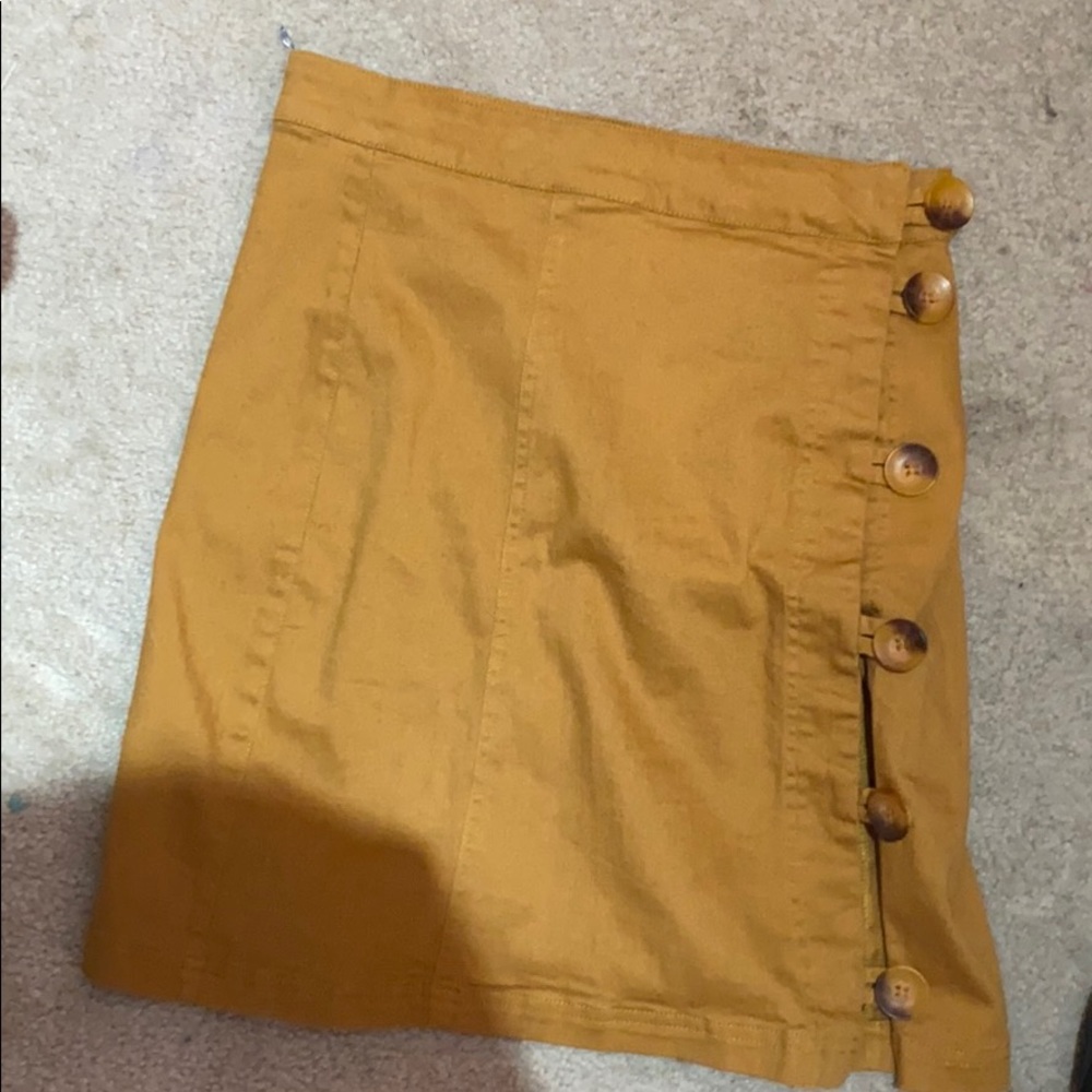 Yellow brownish skirt! This is perfect for fall!